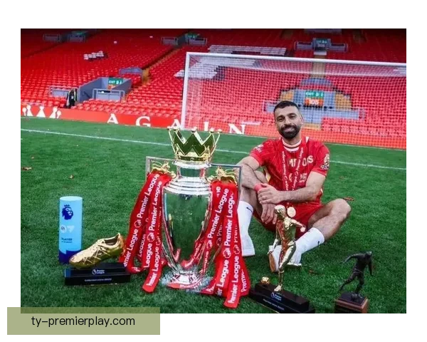 凯尔凯兹晒萨拉赫奖杯柜 展现荣誉荣耀